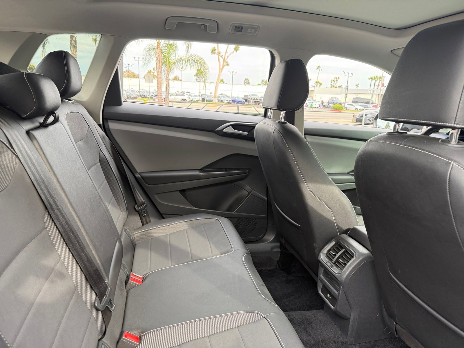 Used 2022 Volkswagen Taos SE w/ Panoramic Sunroof Package image 17