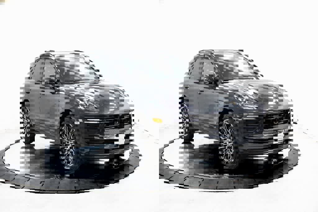 Certified 2025 Porsche Macan image 9
