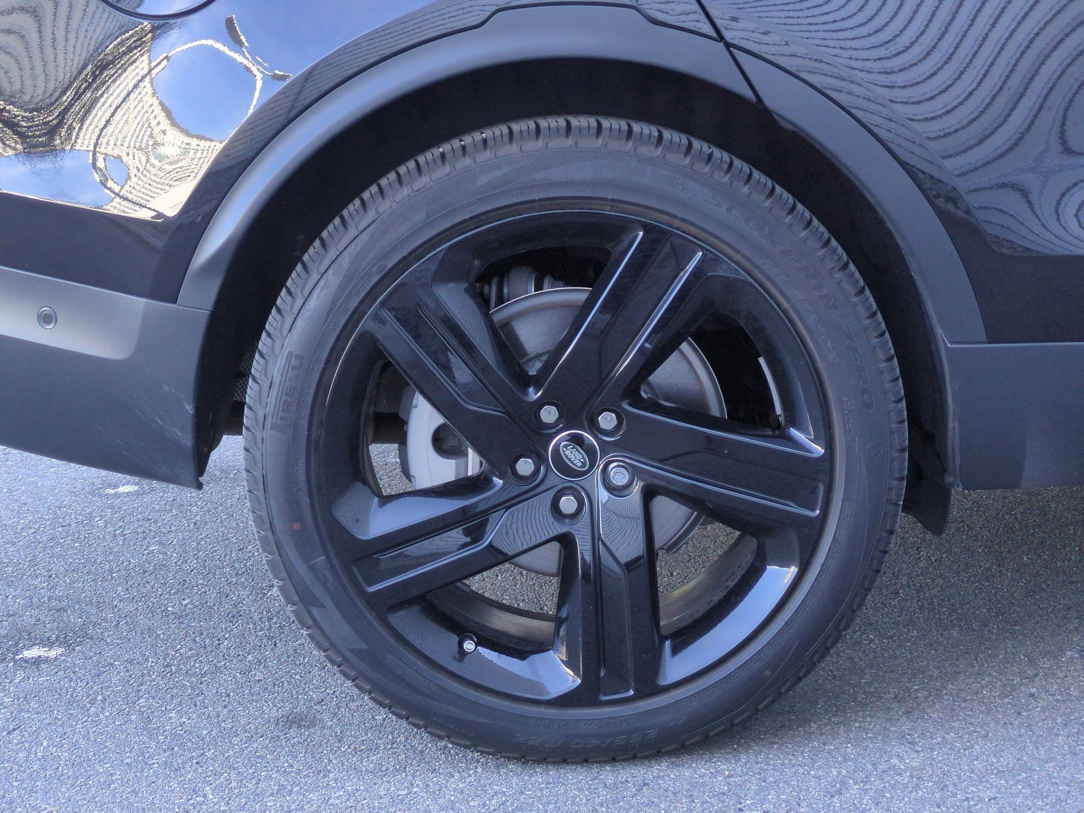 Used 2025 Land Rover Discovery S image 32