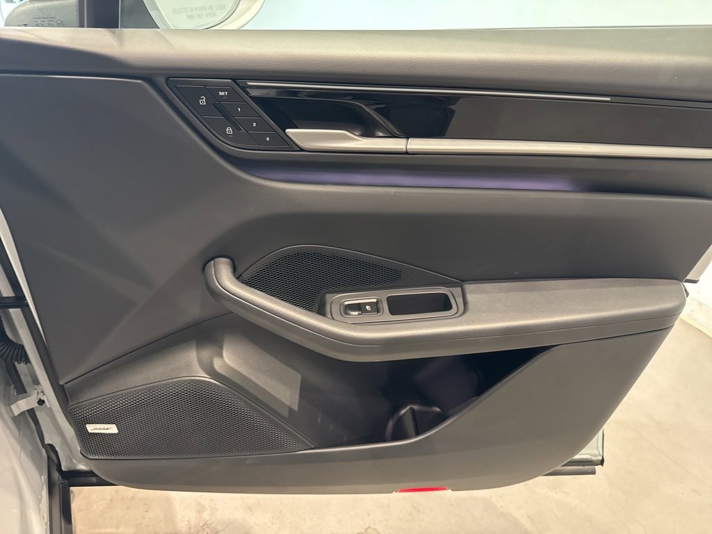 Used 2025 Porsche Macan 4 Electric image 37