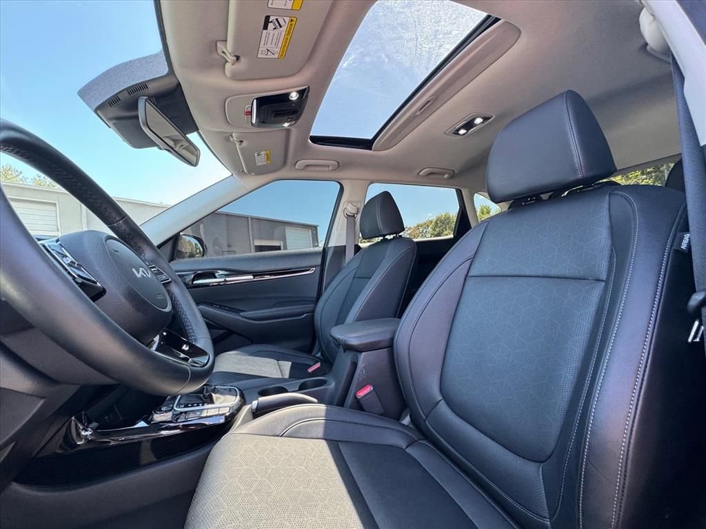 Certified 2025 Kia Seltos EX w/ EX Sunroof Package image 15