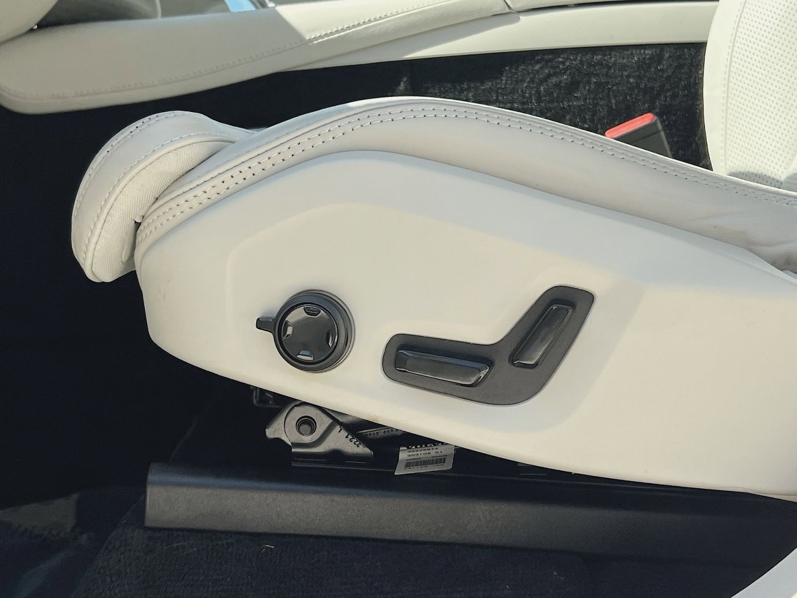 Used 2023 Volvo XC90 B6 Ultimate w/ Protection Package Premier image 14