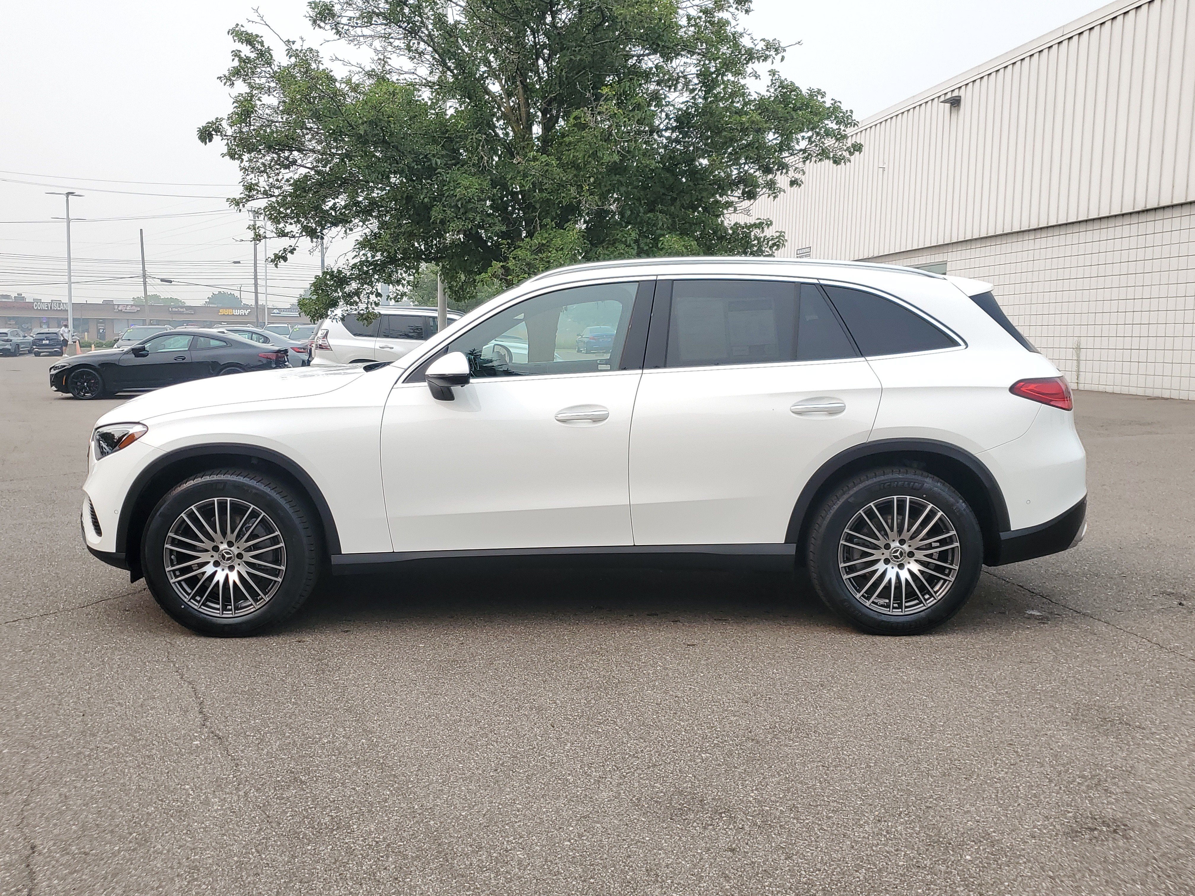 Used 2025 Mercedes-Benz GLC 300 image 2