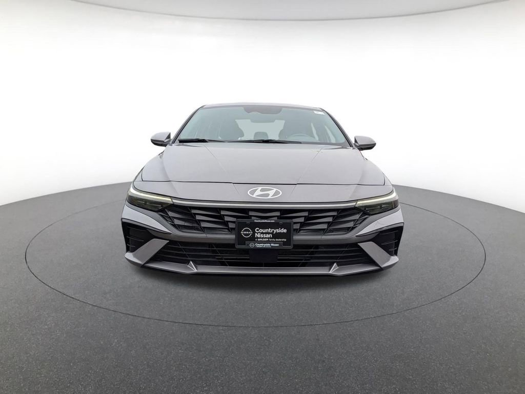 Used 2025 Hyundai Elantra SEL FWD image 2
