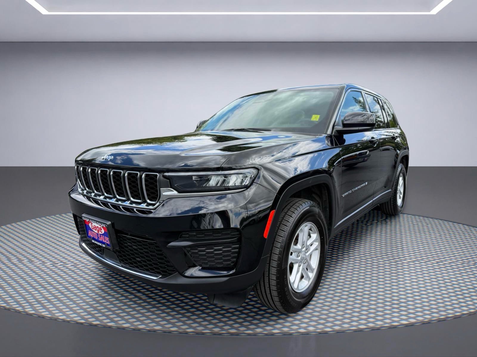 Used 2023 Jeep Grand Cherokee Laredo AWD/4WD image 2