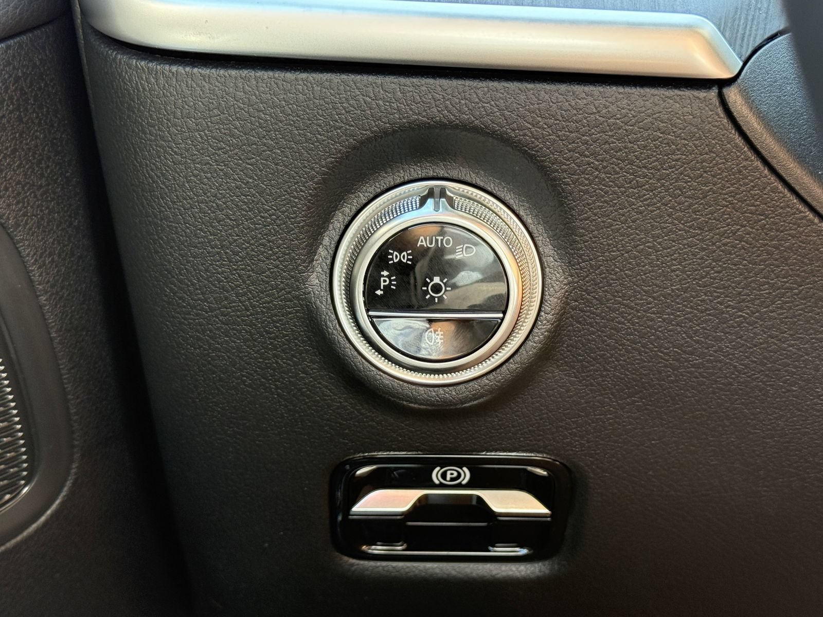 Used 2025 Mercedes-Benz C 300 Sedan image 18