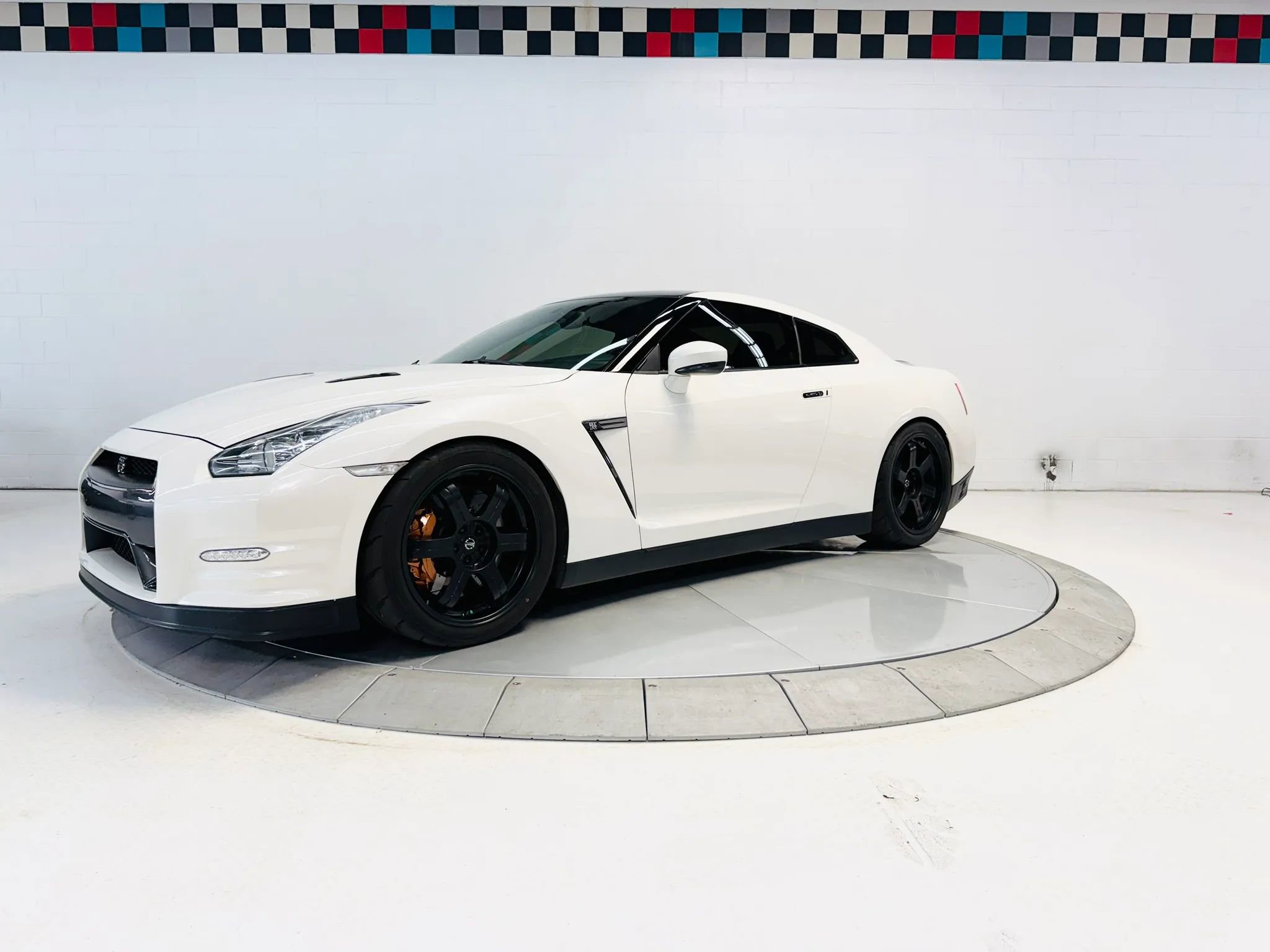 Used 2014 Nissan GT-R Black Edition AWD/4WD image 9