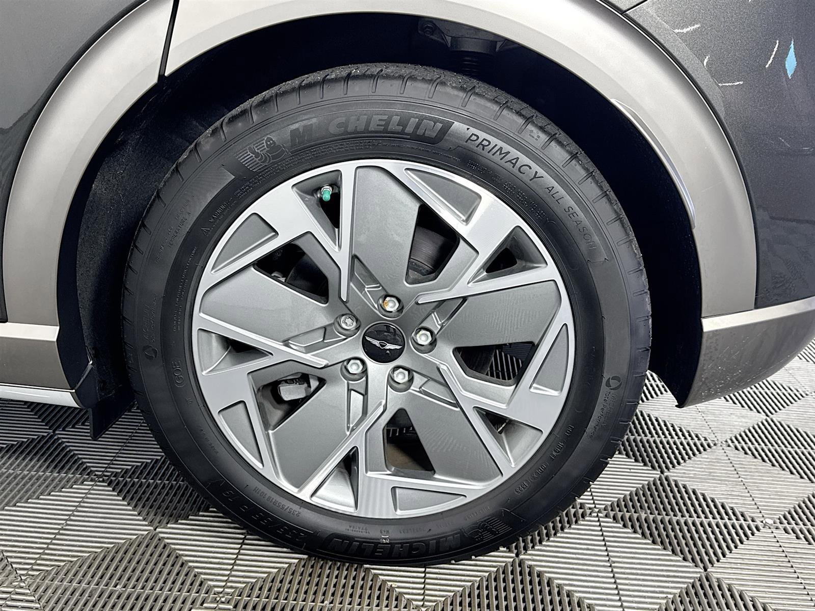 New 2024 Genesis GV60 RWD image 32