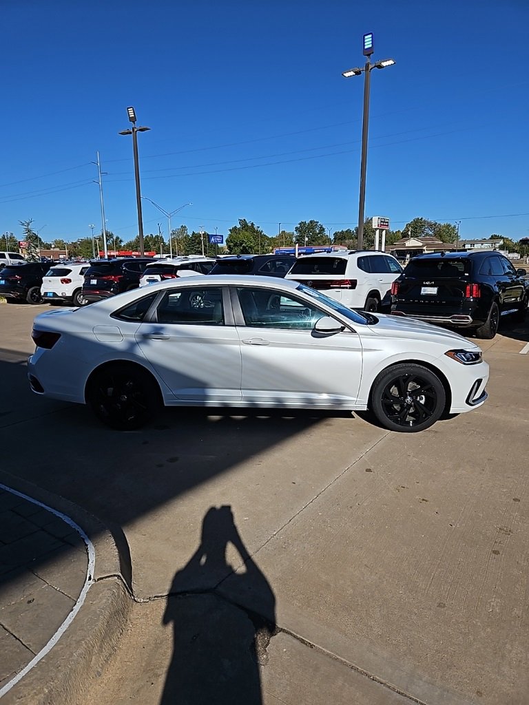 Used 2025 Volkswagen Jetta SE image 4