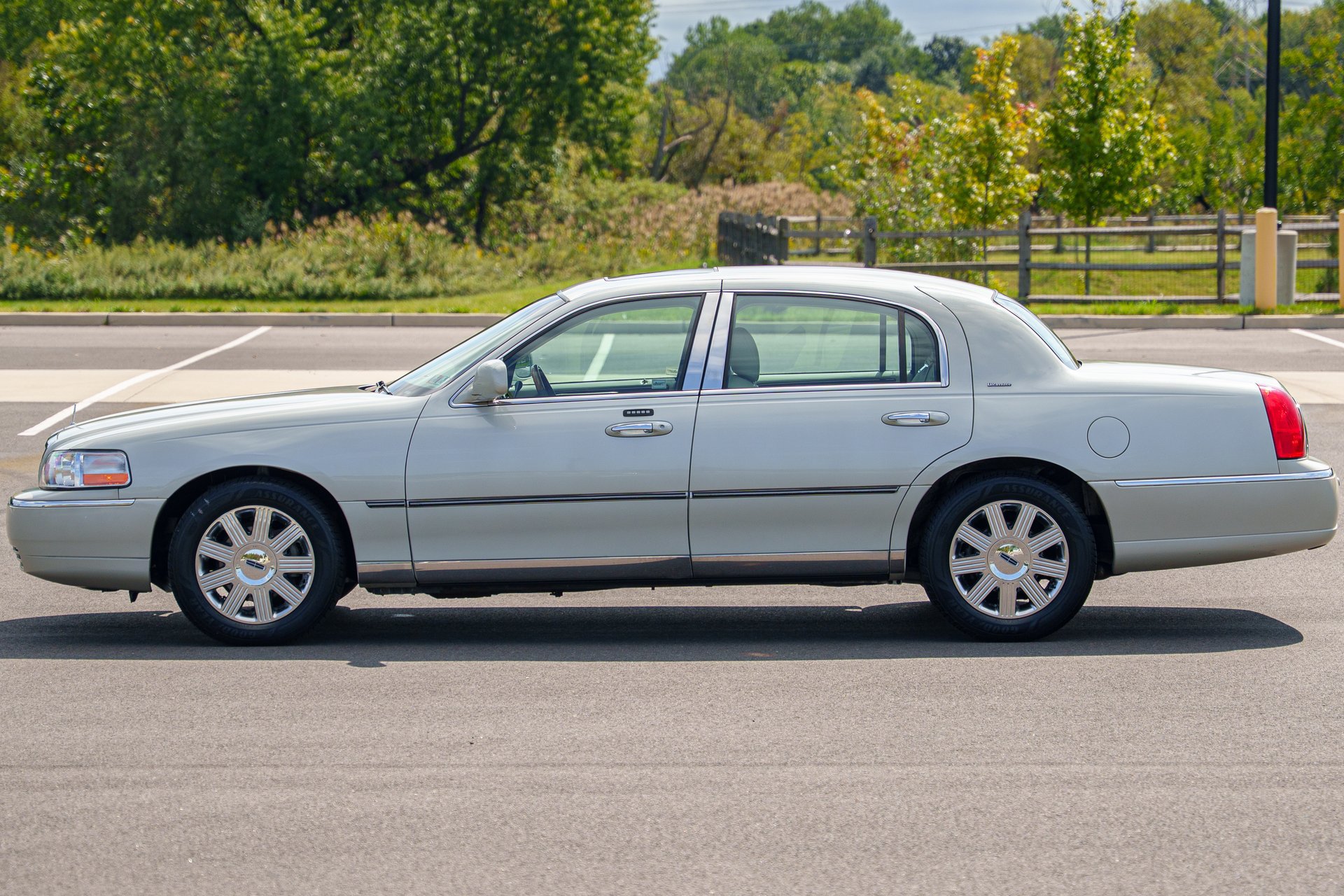 Used 2004 Lincoln Town Car Ultimate RWD image 7