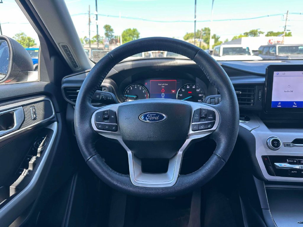 Used 2023 Ford Explorer XLT AWD/4WD image 14