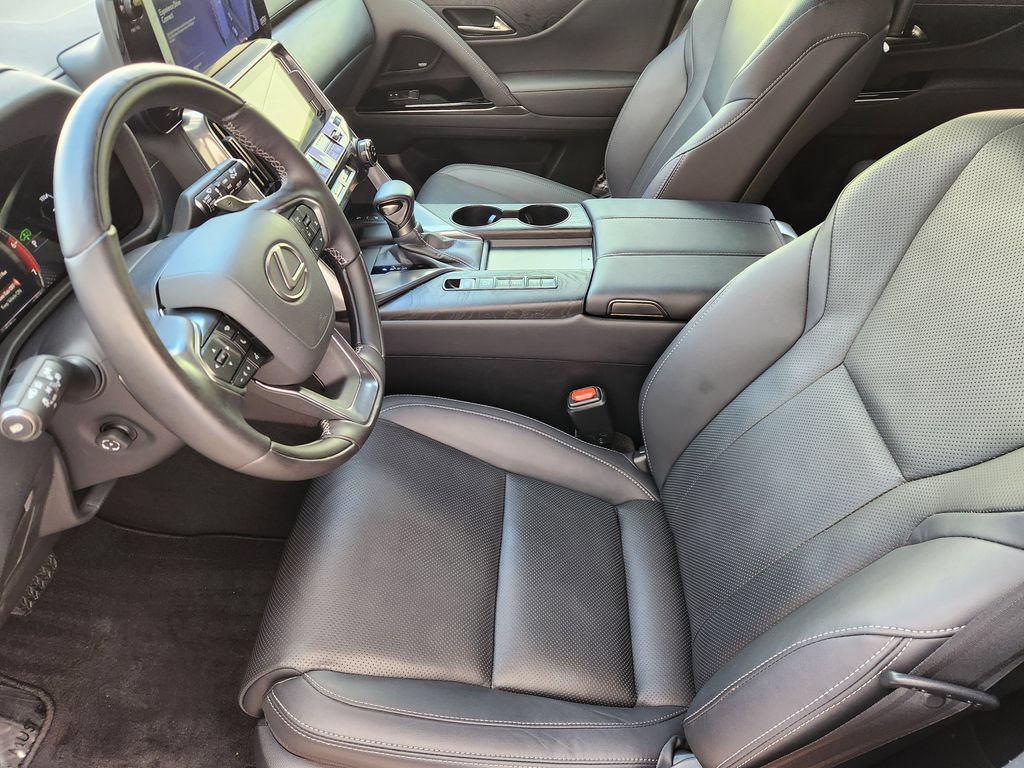 Used 2023 Lexus LX 600 4WD w/ Luxury Package image 13