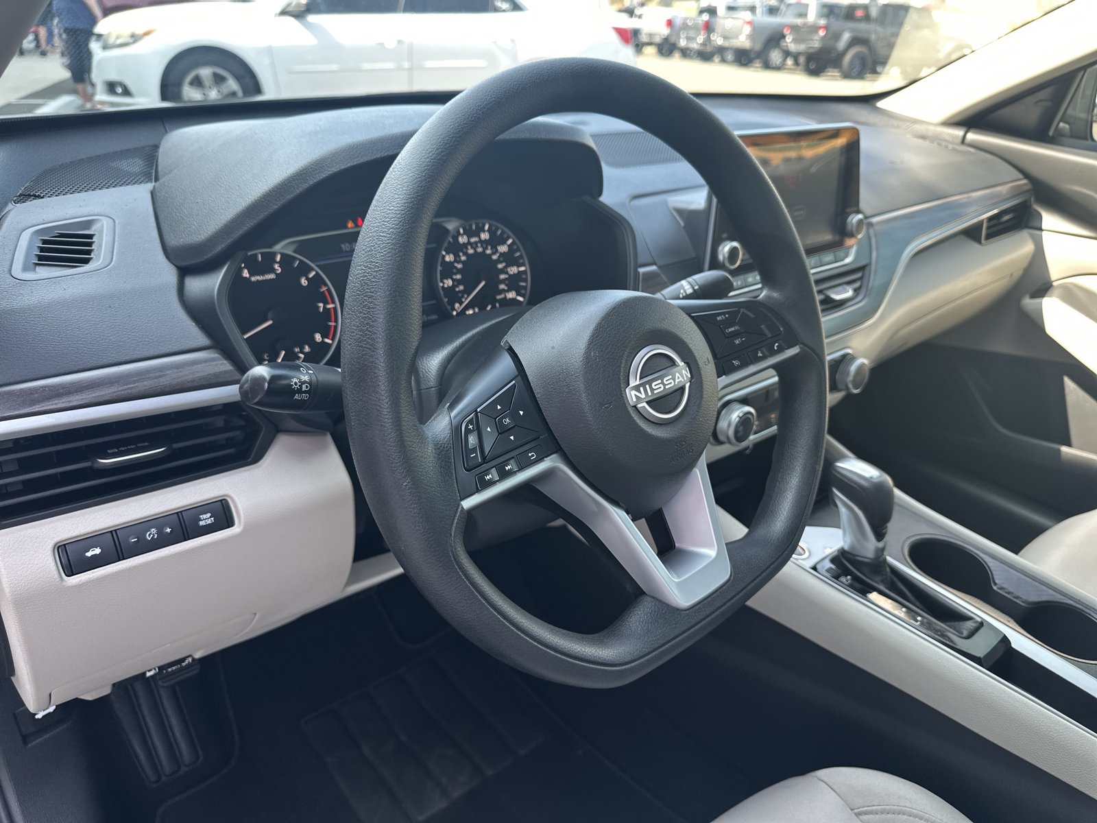 Used 2025 Nissan Altima 2.5 SV FWD image 16