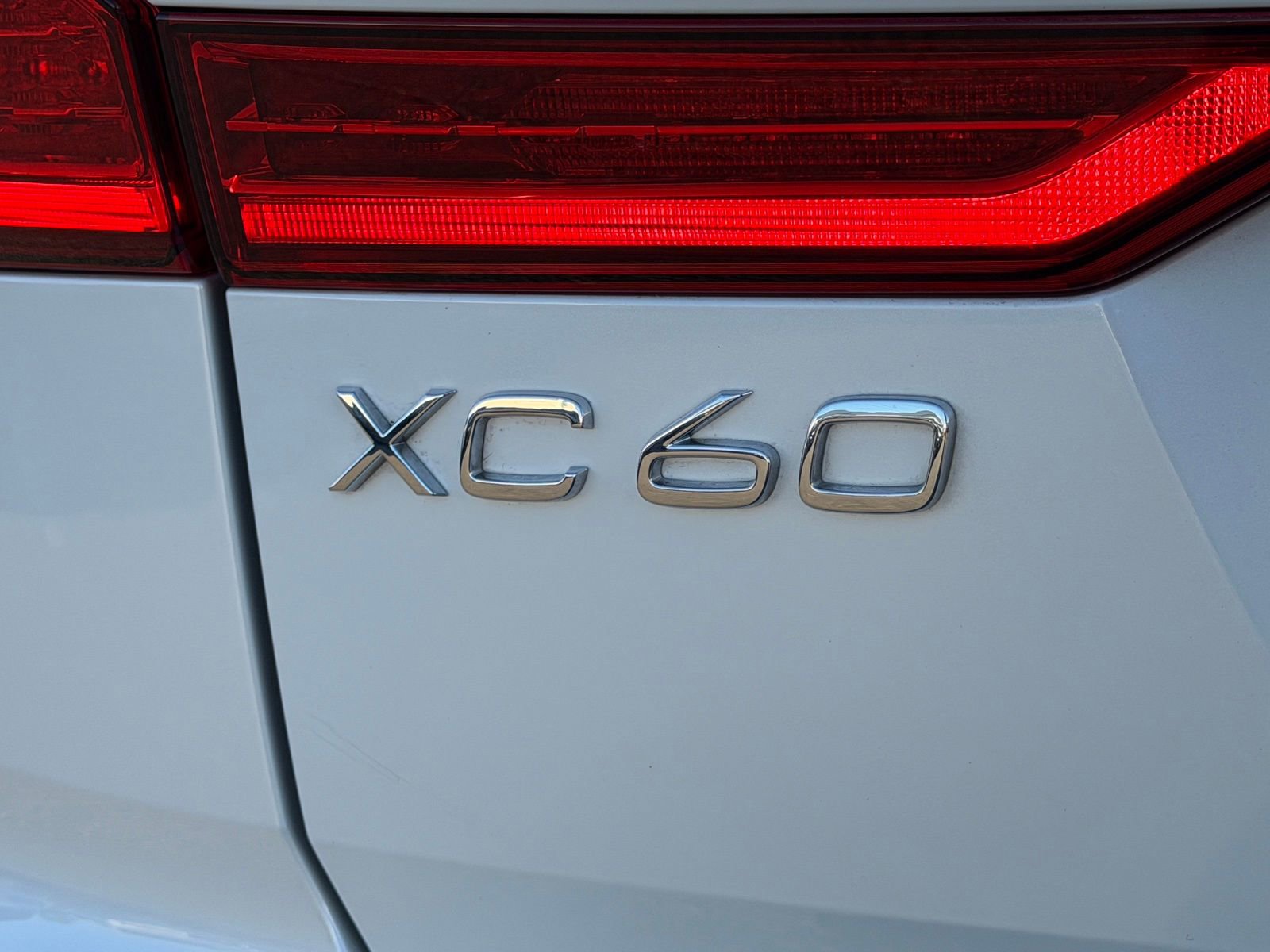 Used 2020 Volvo XC60 T5 Inscription w/ Protection Package Premier image 12