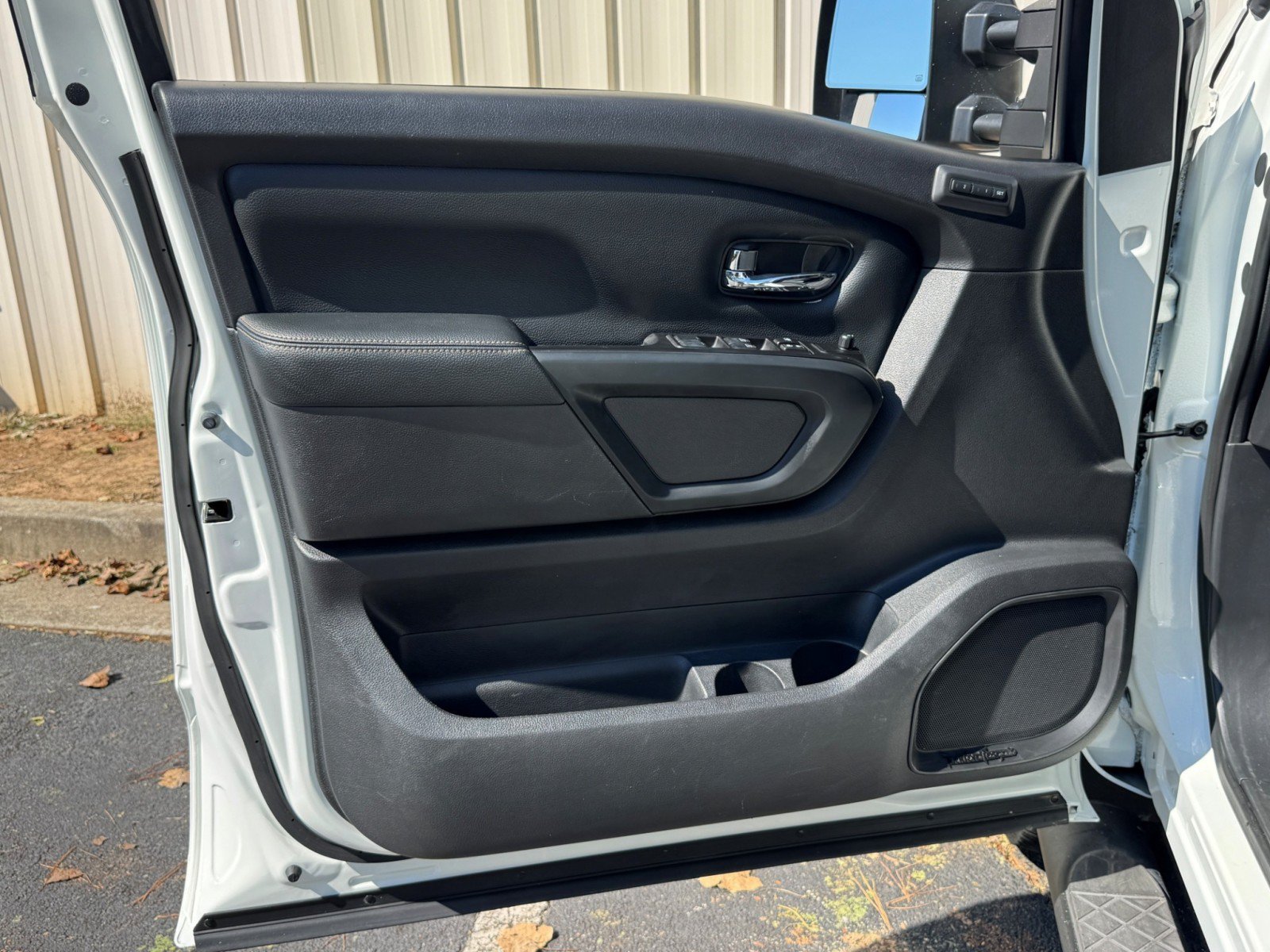 Used 2018 Nissan Titan SL w/ Midnight Edition AWD/4WD image 39