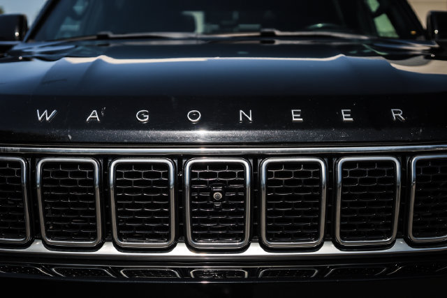 Used 2022 Jeep Wagoneer Series III w/ Premium Group I AWD/4WD image 15