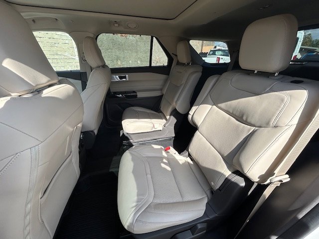 Used 2022 Ford Explorer Platinum w/ Technology Package AWD/4WD image 11