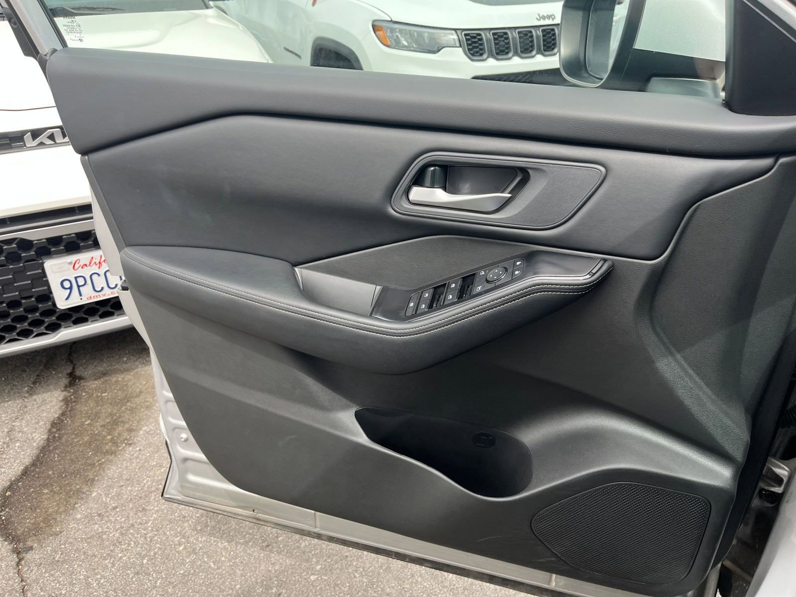 Used 2025 Nissan Rogue SV FWD image 18