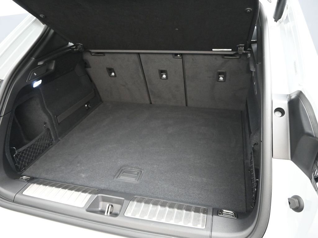 Used 2024 Porsche Macan 4 Electric w/ Premium Package image 31