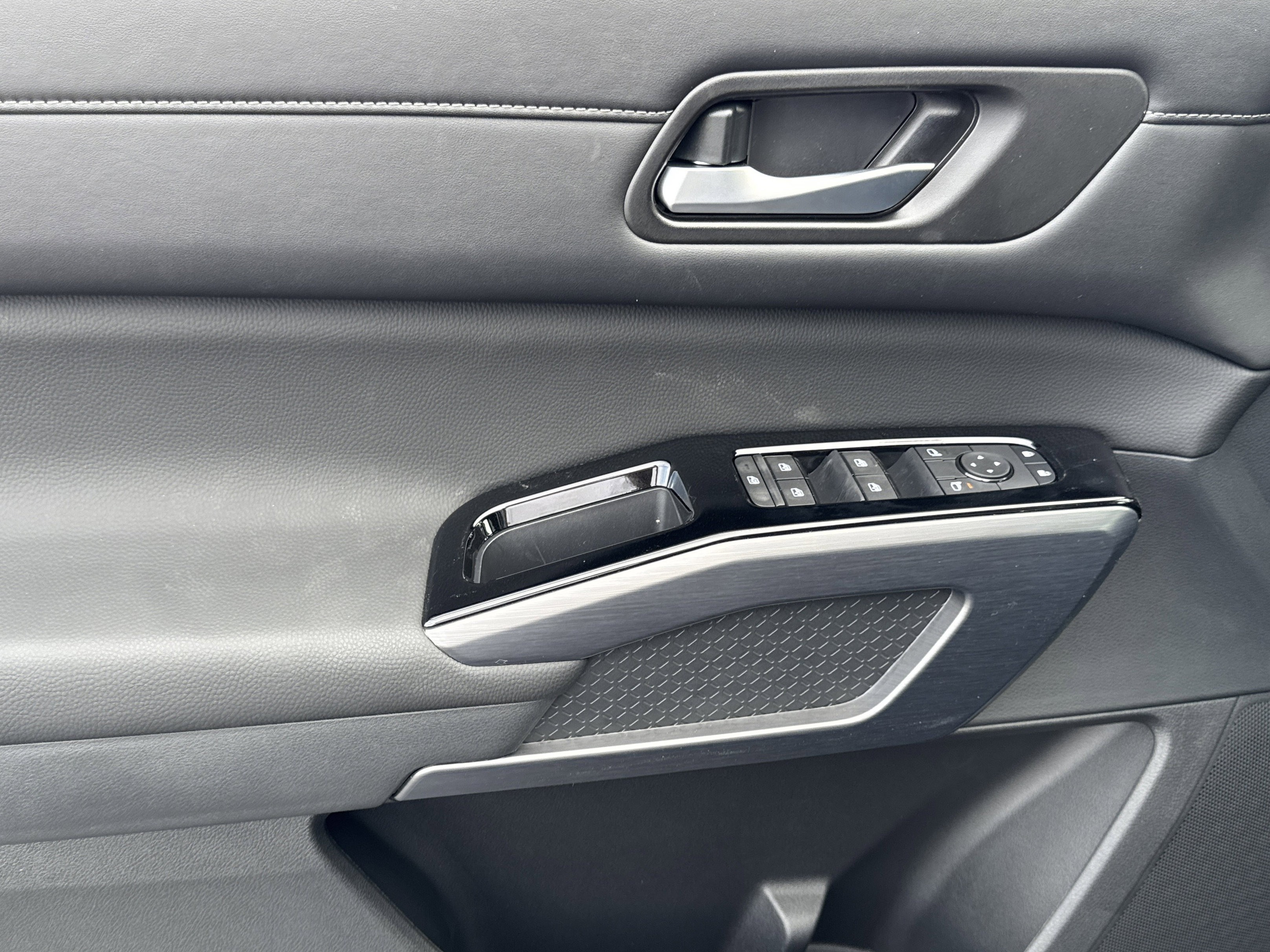 New 2026 Nissan Pathfinder SL image 9