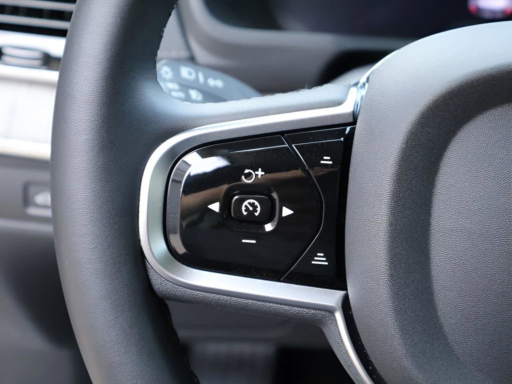 Used 2025 Volvo XC90 B6 Ultra w/ Protection Package Premier image 32