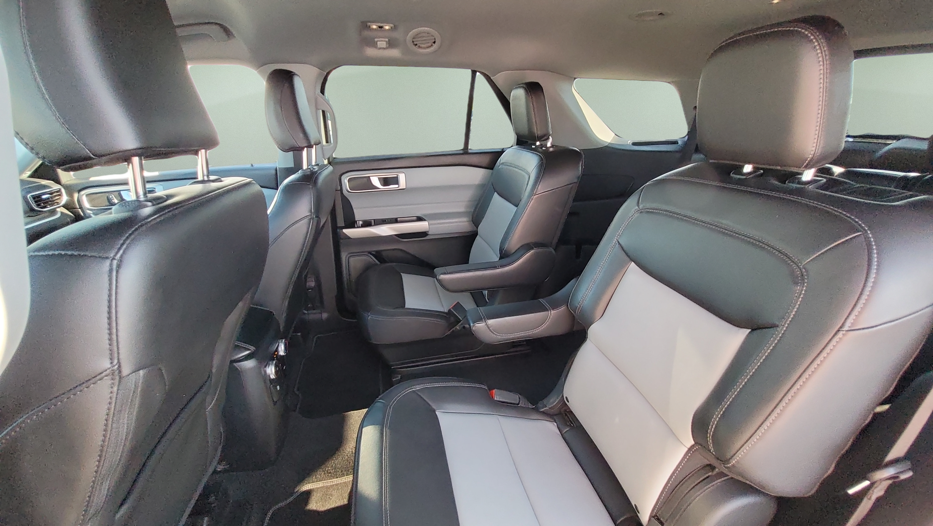 Certified 2022 Ford Explorer XLT w/ Equipment Group 202A AWD/4WD image 18
