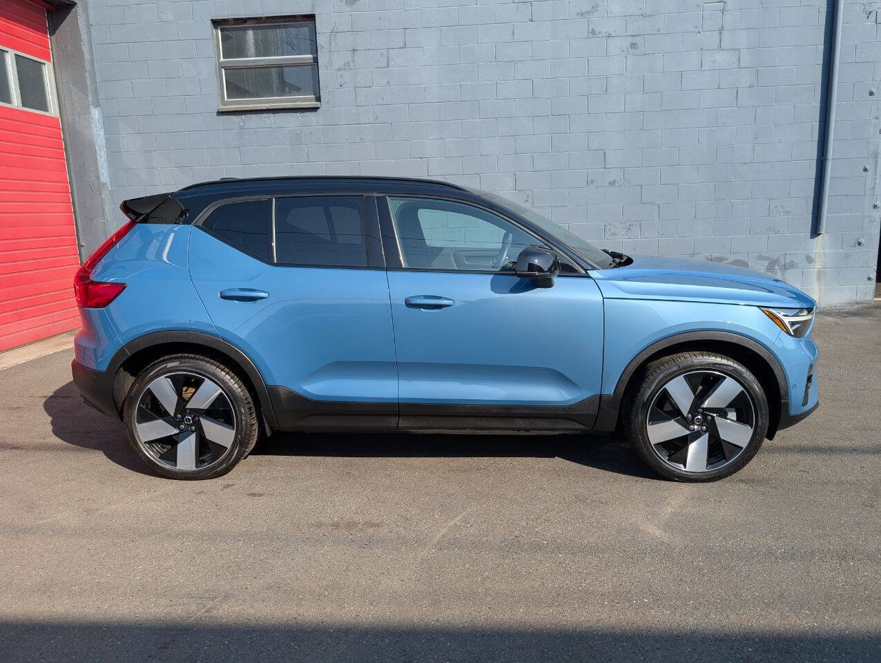 Used 2023 Volvo XC40 Recharge Ultimate image 2