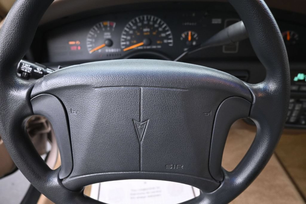 Used 1995 Pontiac Bonneville SE FWD image 16