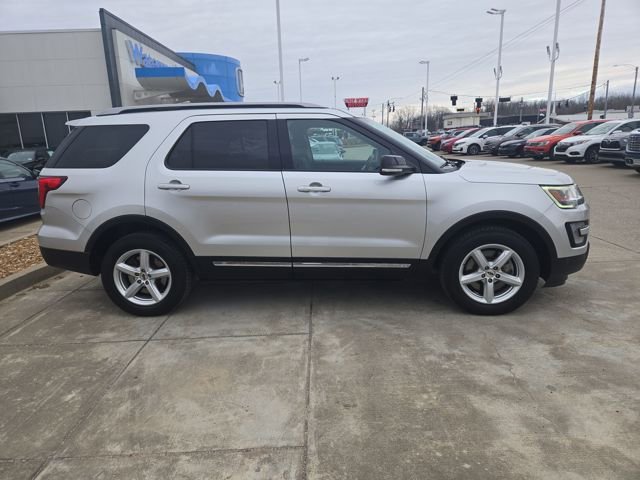 Used 2017 Ford Explorer XLT image 6