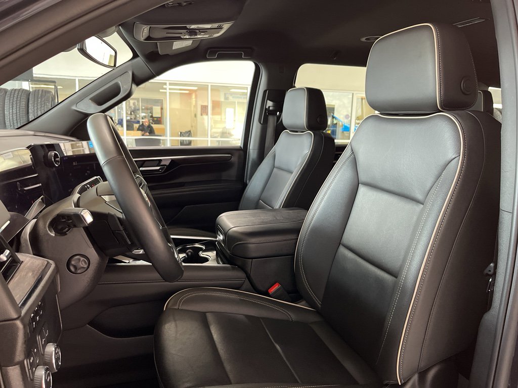 Used 2025 Chevrolet Suburban Premier image 14