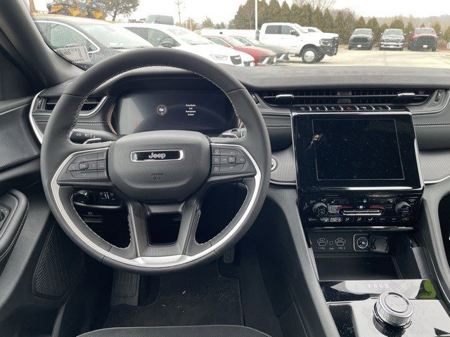 New 2025 Jeep Grand Cherokee Altitude image 14
