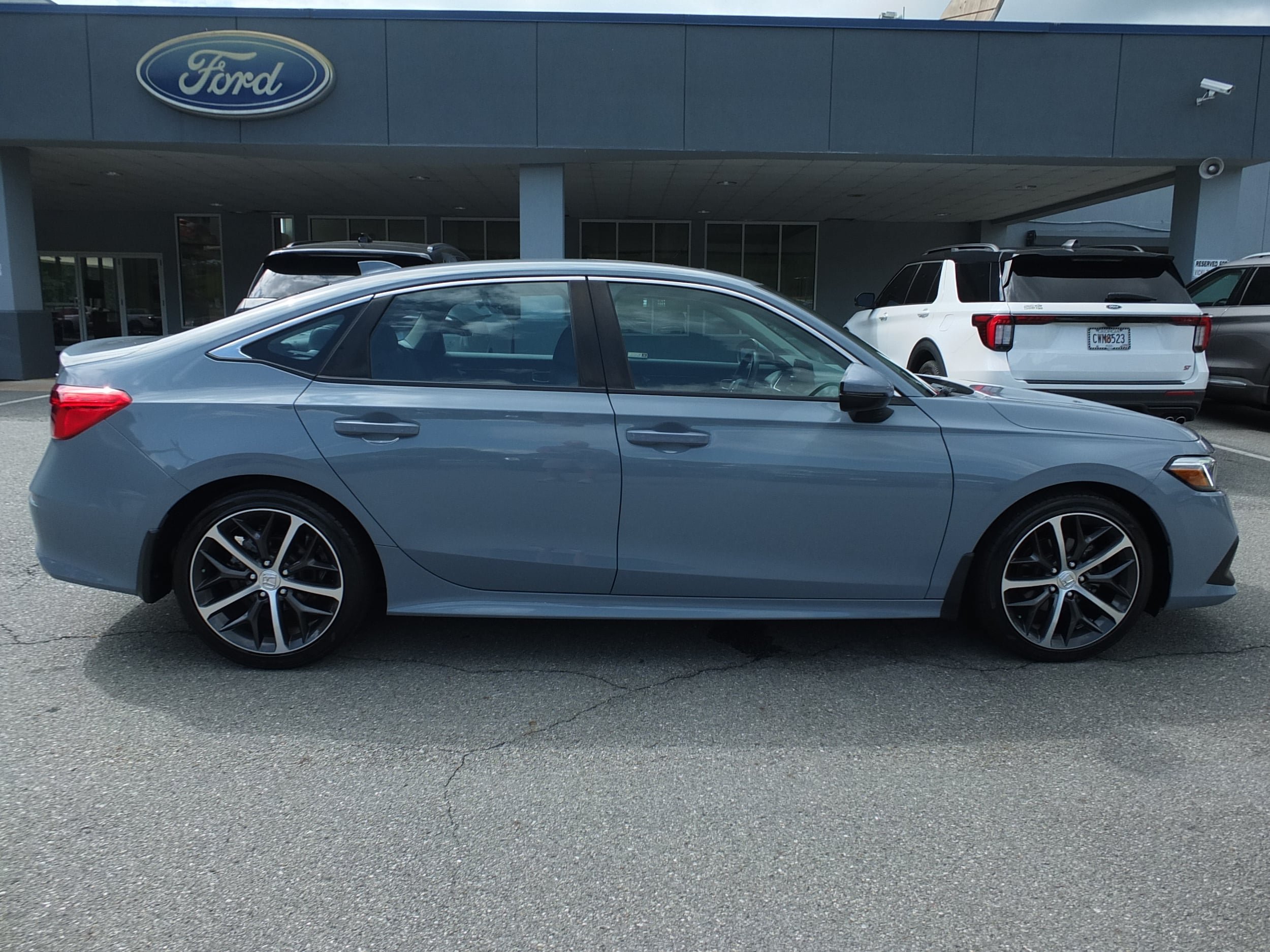 Used 2023 Honda Civic Touring image 2