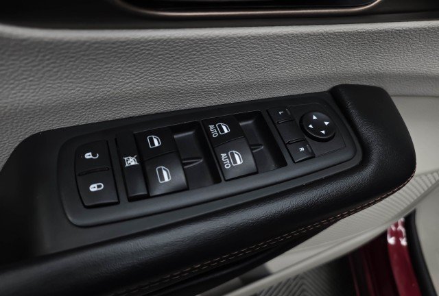 Used 2017 Chrysler Pacifica Touring-L FWD image 35