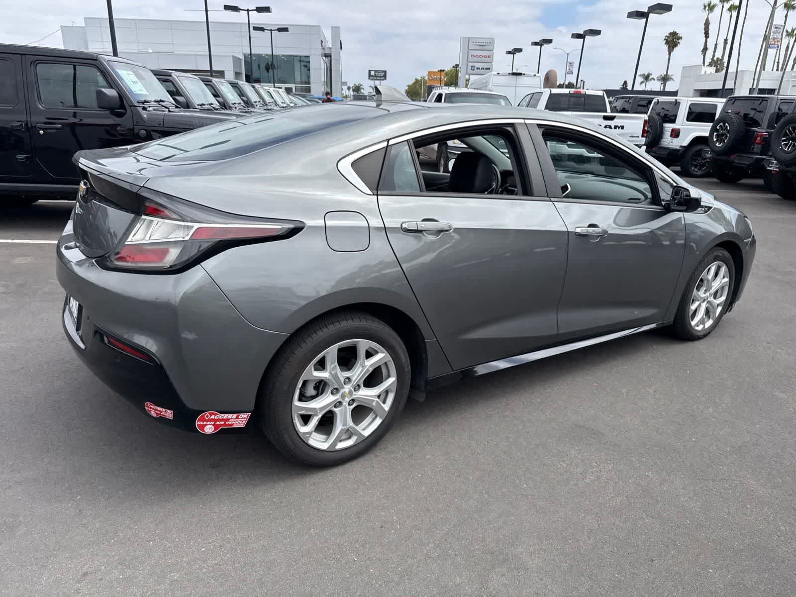 Used 2017 Chevrolet Volt Premier w/ Driver Confidence II Package FWD image 13