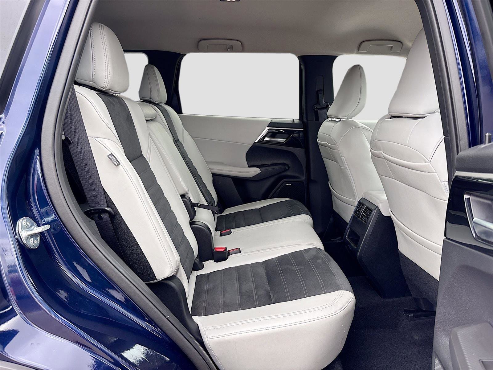 Used 2025 Mitsubishi Outlander SE FWD image 29