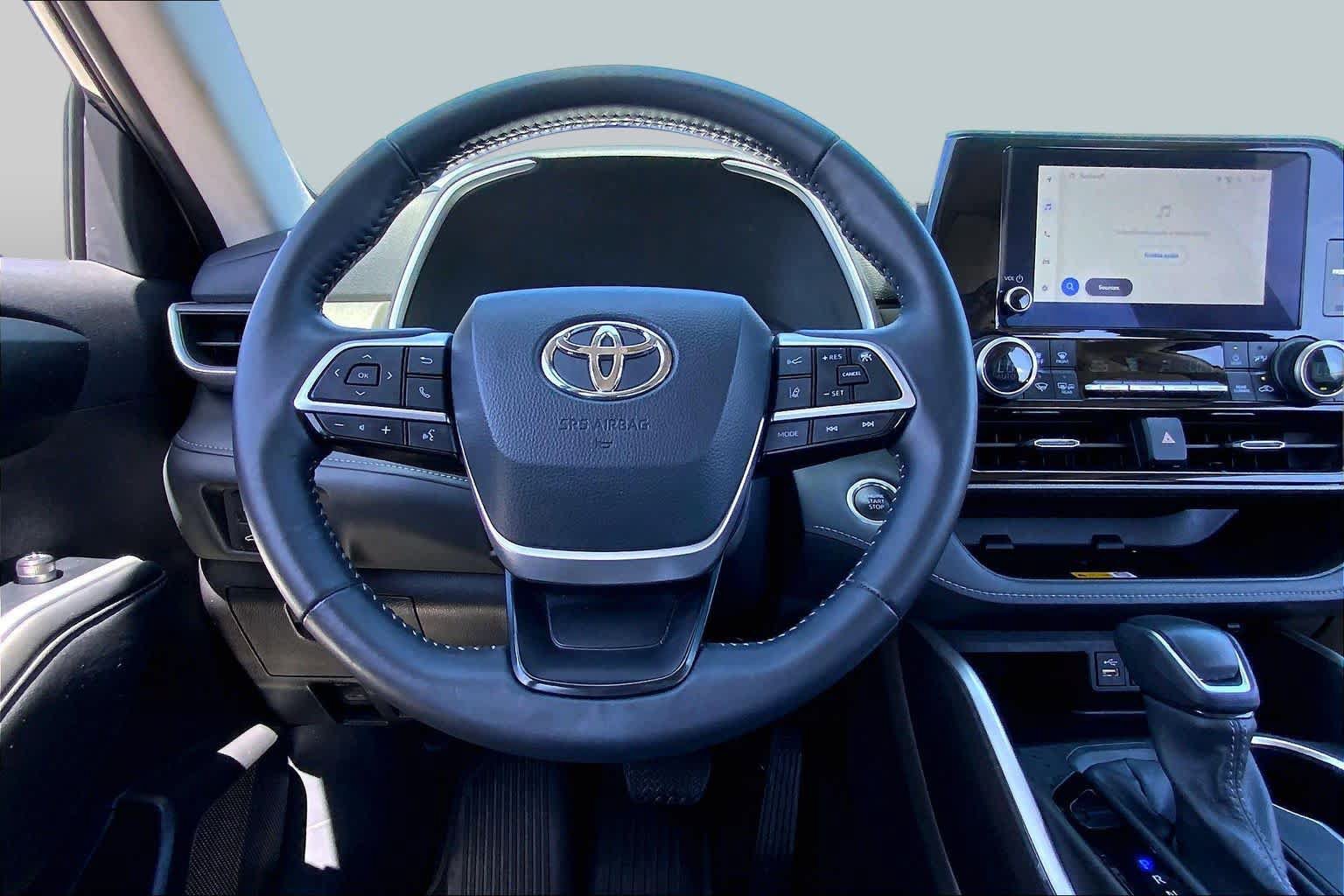 Used 2024 Toyota Highlander XLE FWD image 6