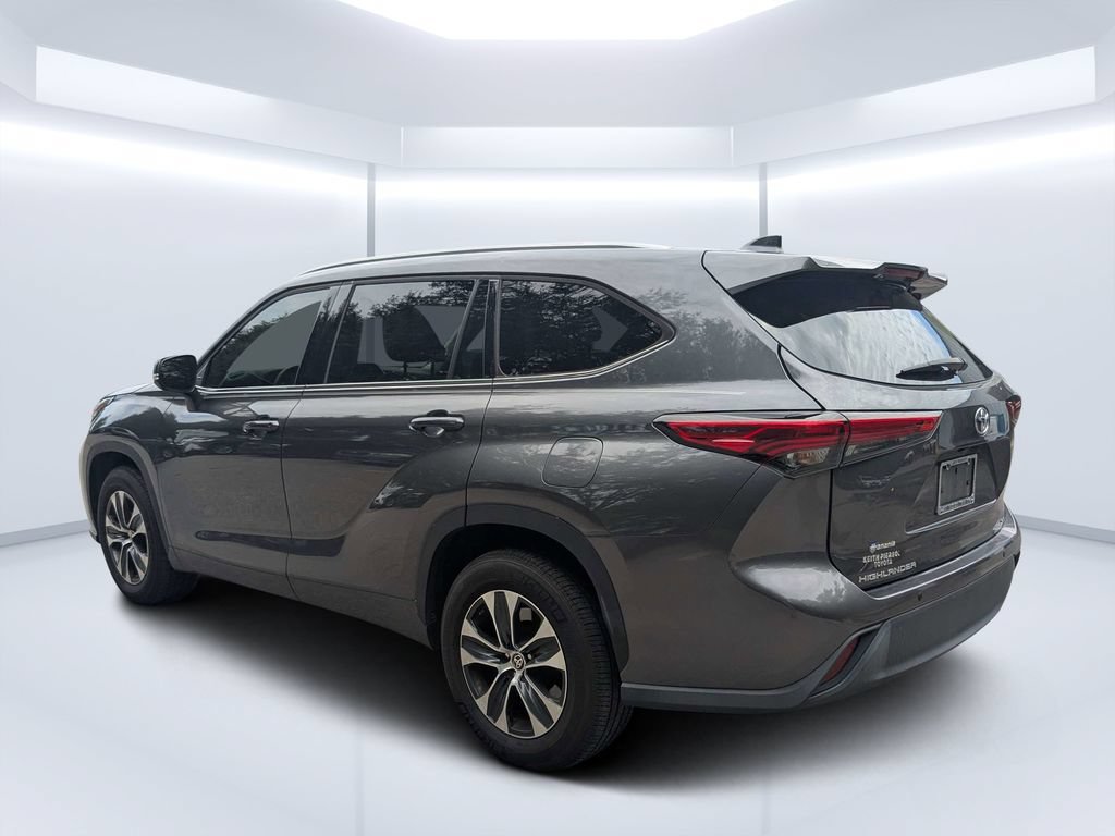 Used 2022 Toyota Highlander XLE FWD image 6
