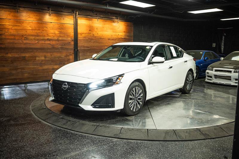 Used 2023 Nissan Altima 2.5 SV w/ SV Premium Package AWD/4WD image 2
