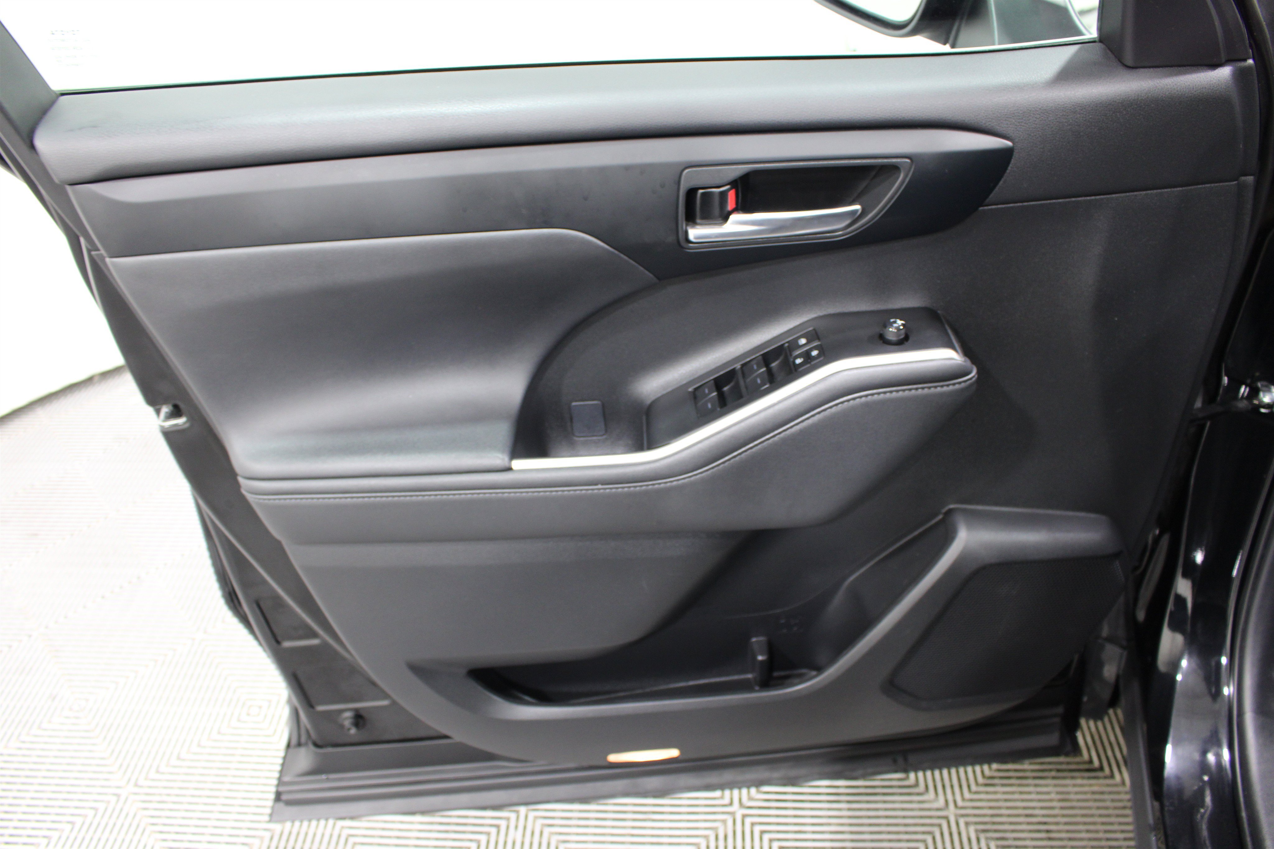 Used 2024 Toyota Highlander XLE AWD/4WD image 6