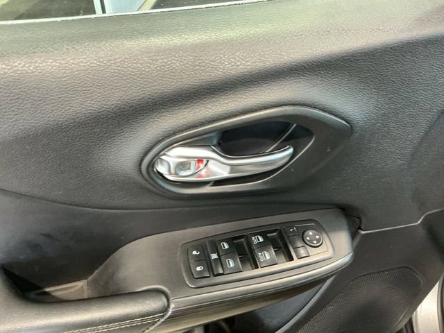 Used 2017 Jeep Cherokee Limited image 16