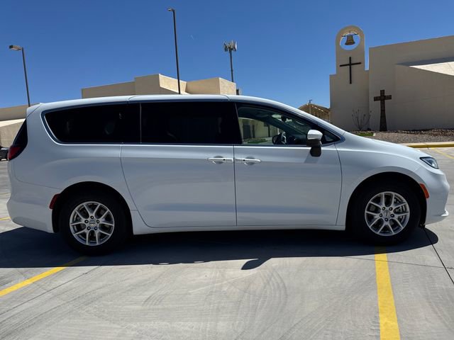 Used 2023 Chrysler Pacifica Touring-L image 6