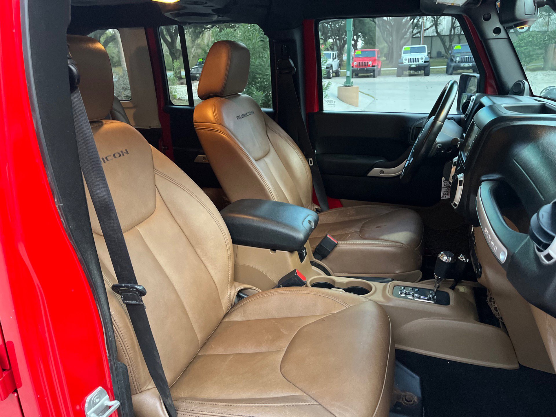 Used 2013 Jeep Wrangler Unlimited Rubicon image 32