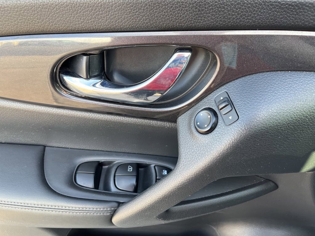 Used 2018 Nissan Rogue S image 52