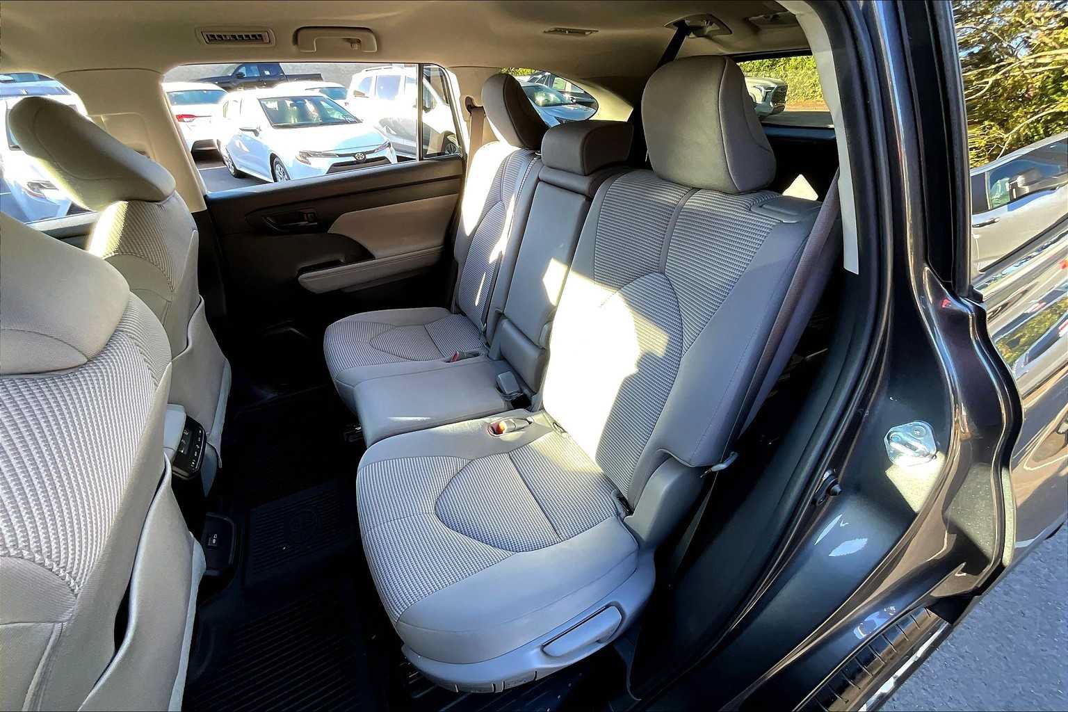 Used 2023 Toyota Highlander L FWD image 19