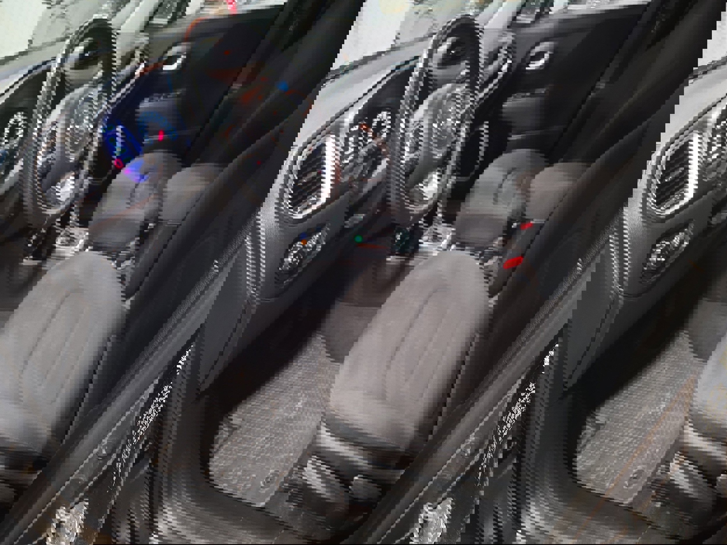 Used 2018 Jeep Renegade Latitude w/ Cold Weather Group image 12