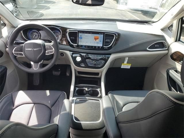 New 2023 Chrysler Pacifica Limited FWD image 16