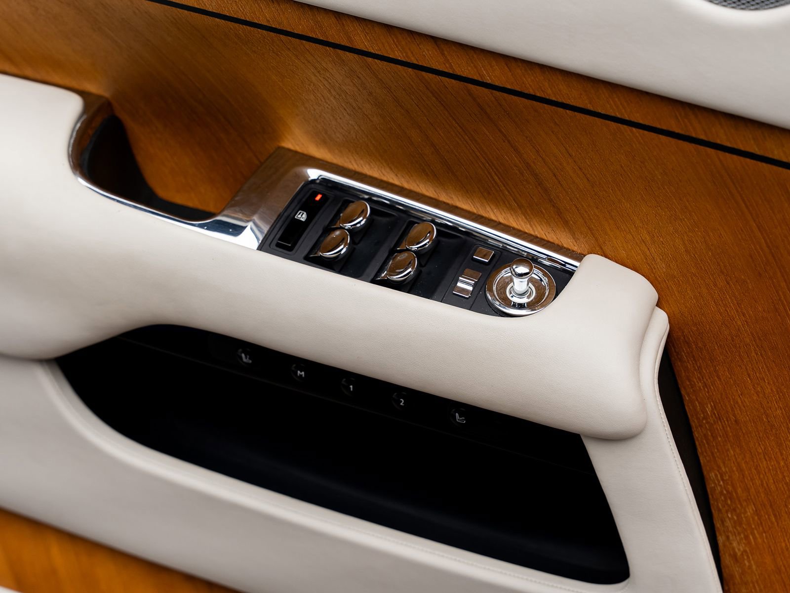 Used 2017 Rolls-Royce Dawn image 54