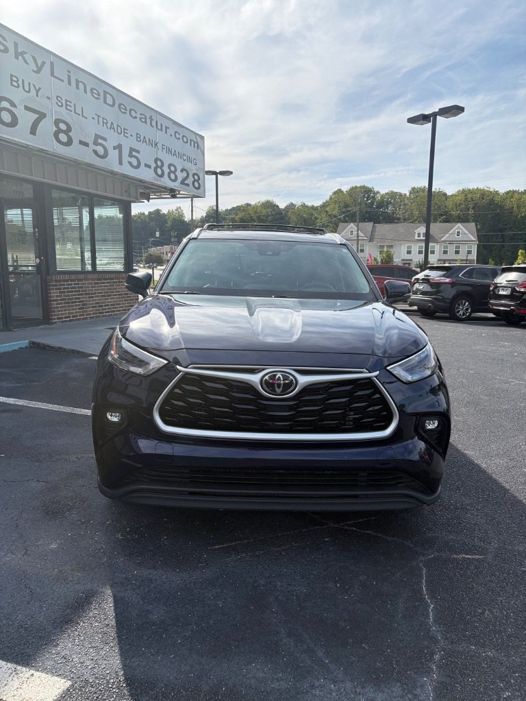 Used 2022 Toyota Highlander XLE AWD/4WD image 2