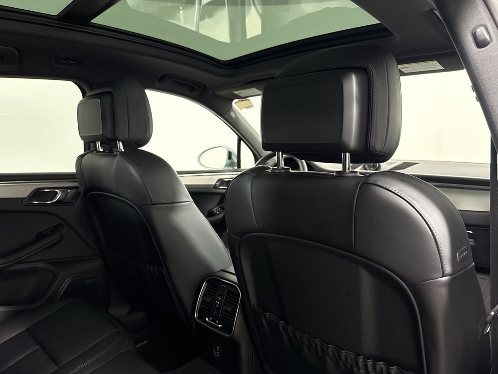 Certified 2025 Porsche Macan AWD/4WD image 24