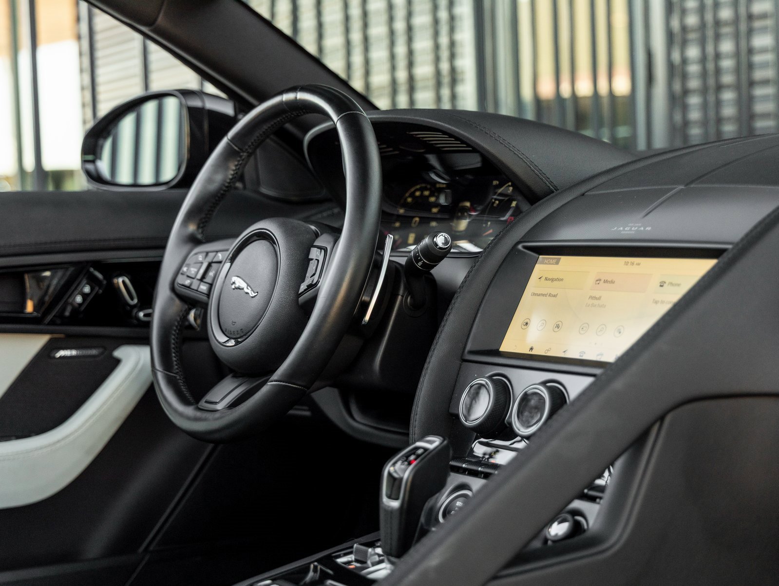 Used 2022 Jaguar F-TYPE Convertible image 33